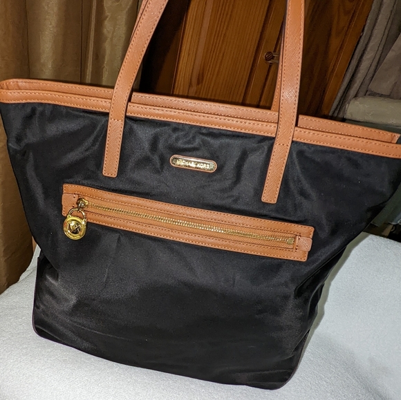 Michael Kors Kempton large nylon tote bag. - Picture 3 of 14